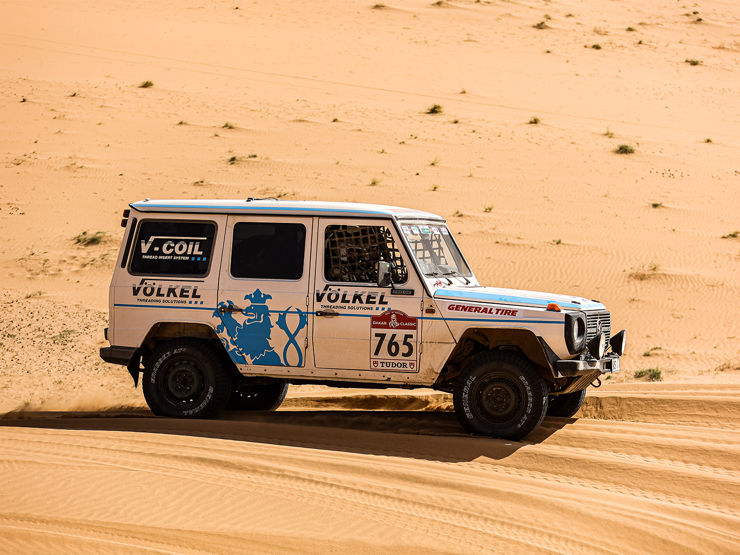 Team VÖLKEL bei der Dakar Classic, mit der Mercedes-Benz G-Klasse, auf einer Sanddüne