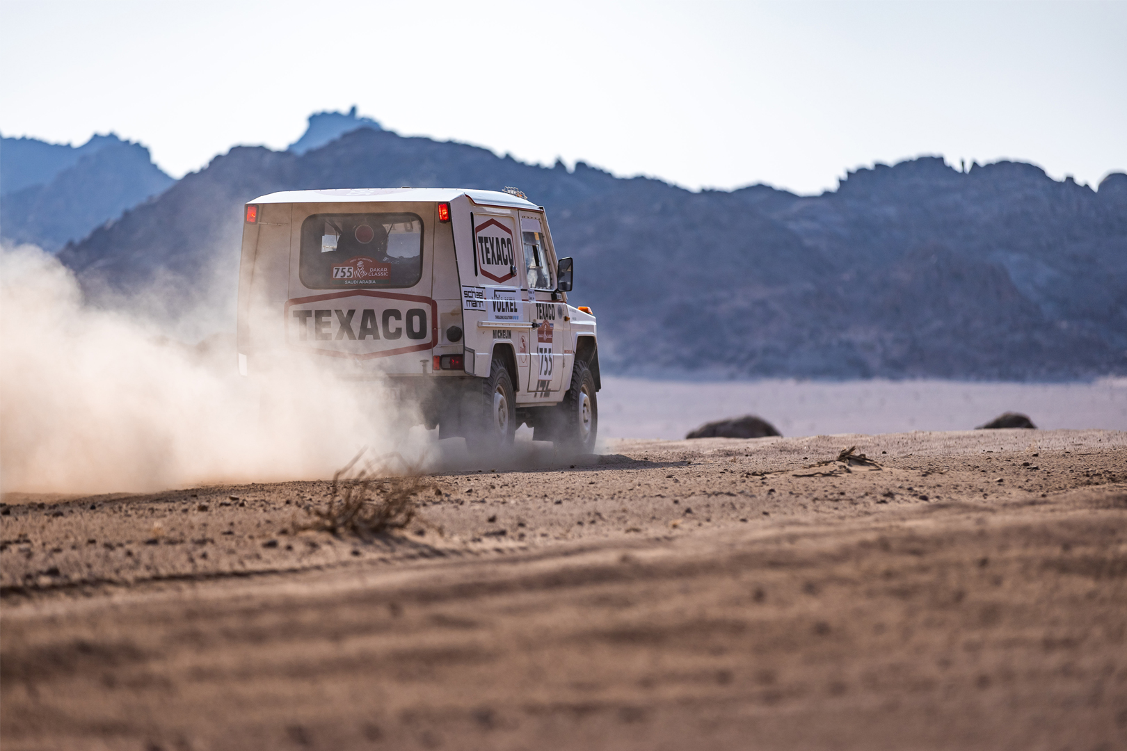 Mercedes avec les logos Texaco et VÖLKEL en course au Dakar Classic.