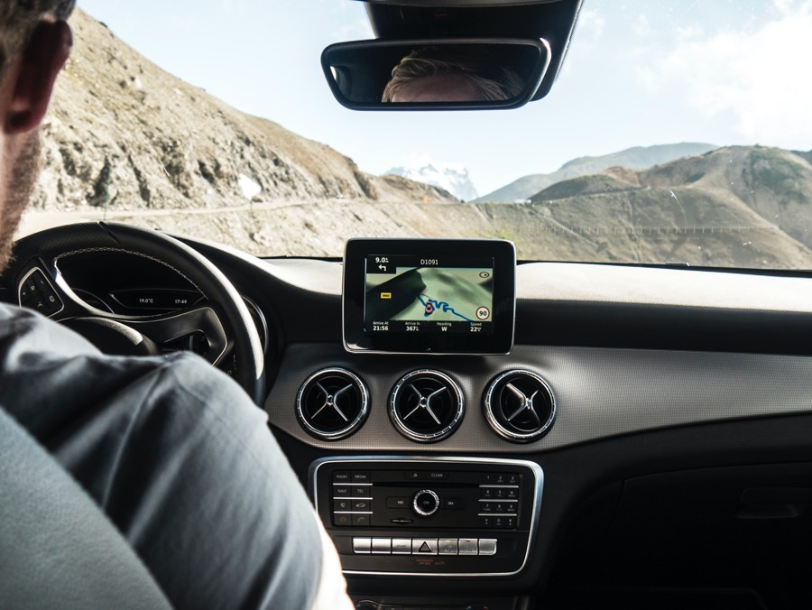 Intérieur de voiture avec GPS sur route de montagne
