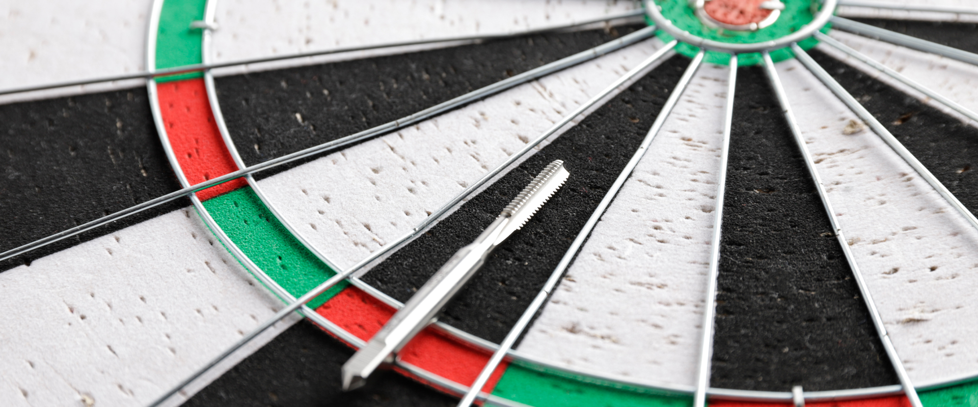 Tap placed on a dartboard – symbolic image for precision and threading in darts
