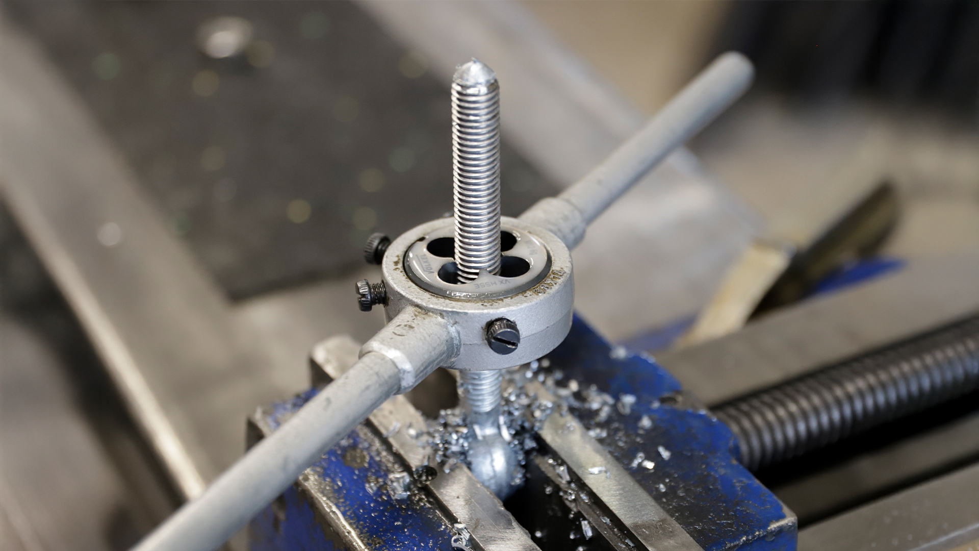 Cut external thread cleanly by hand using a die