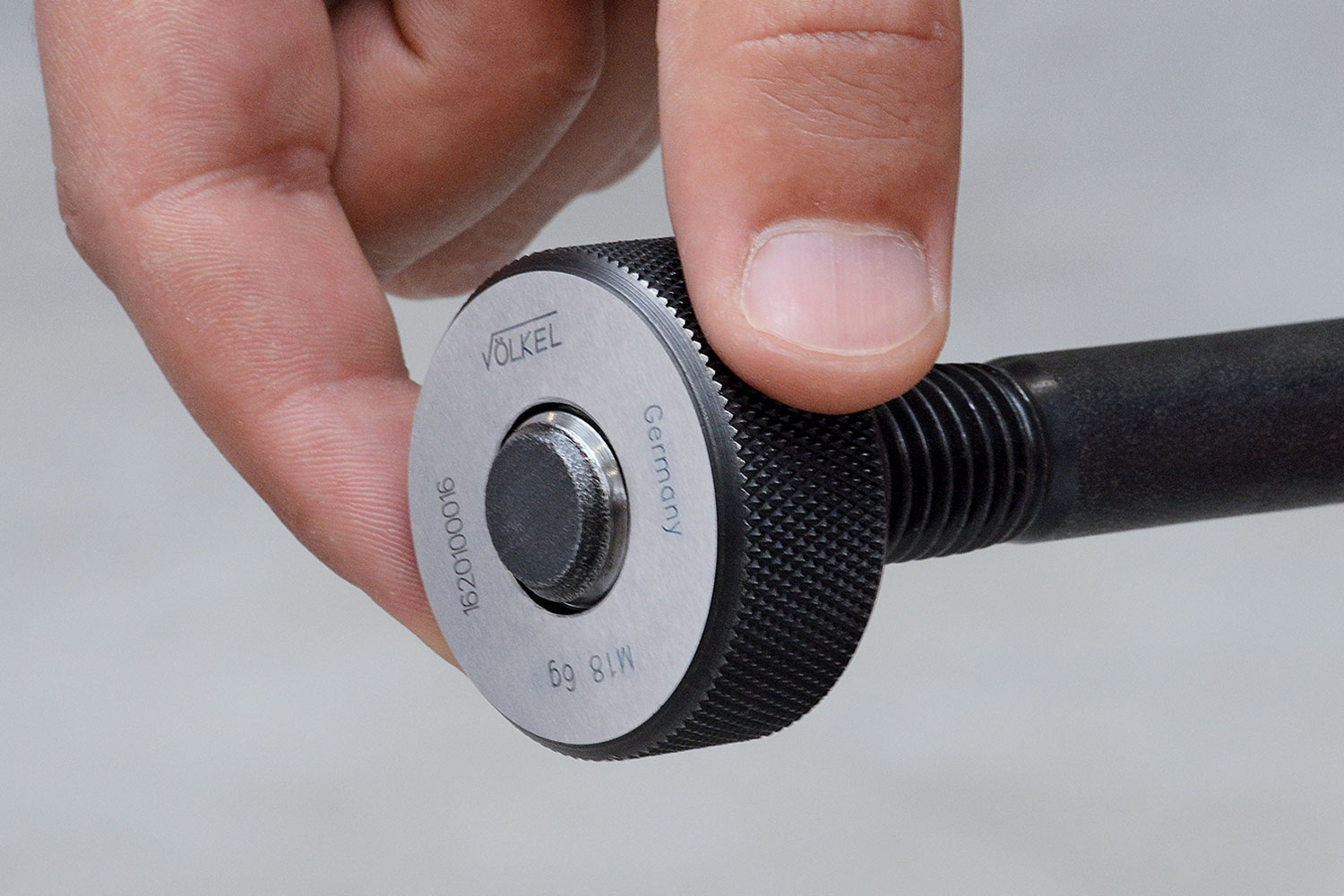 Bague de contrôle de filetage VÖLKEL – test GO pour filets intérieurs Gros plan sur une bague de filetage de précision VÖLKEL lors du contrôle GO – outil de mesure précis pour la vérification des tolérances de filets intérieurs, fabriqué en Allemagne.