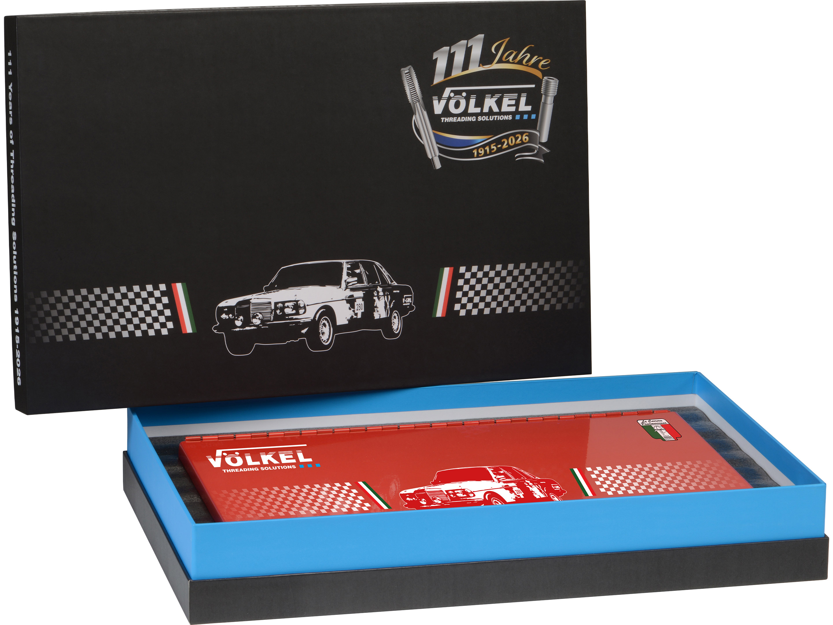 Geöffnete VÖLKEL 111 Jahre Jubiläums-Umverpackung mit rotem Metallkasten im Motorsport-Design.