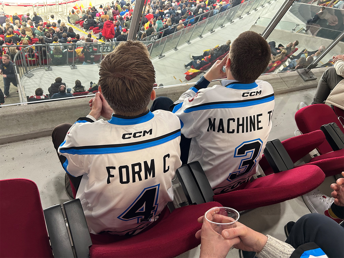 Blick über die Schultern von 2 Teilnehmer des Hockey Days 2025