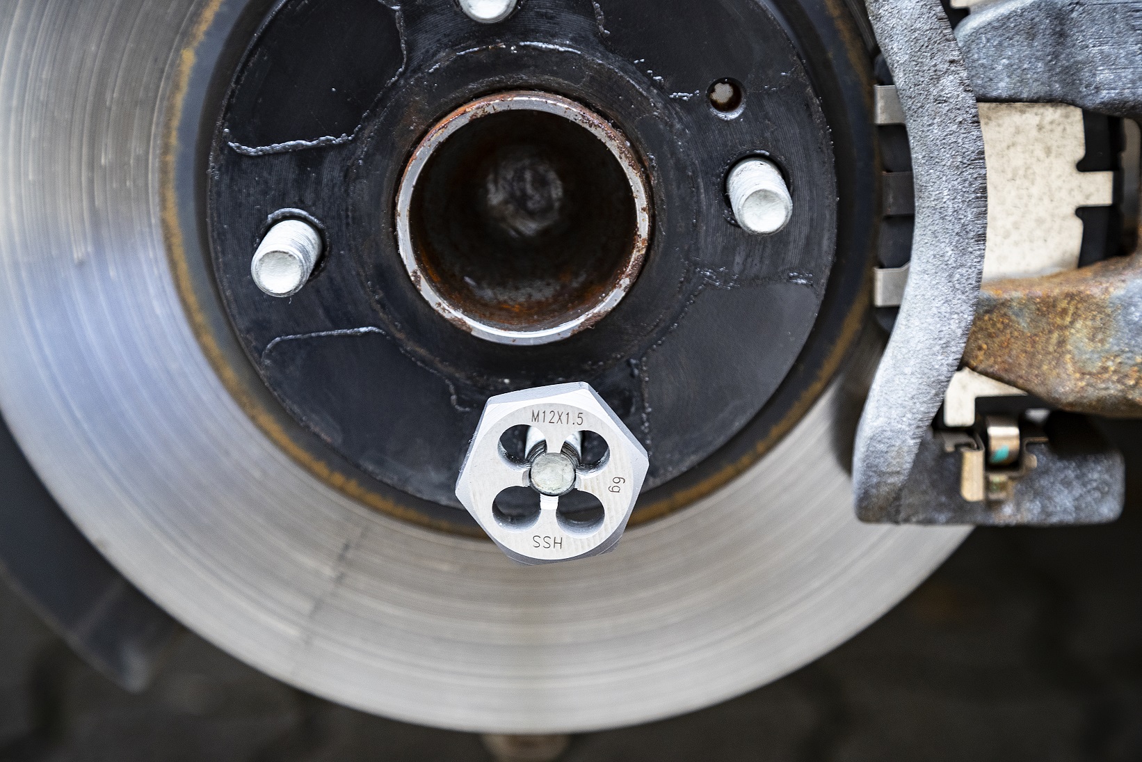 Gewindereparatur am Radbolzen mit Schneideisen M12x1.5, Detailaufnahme Radnabe.