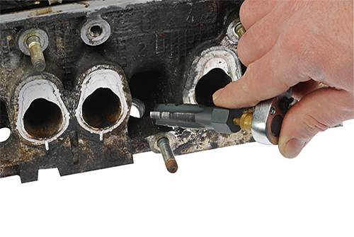 V-COIL Schneidwerkzeug Motor V-COIL Schneidwerkzeug im Einsatz zur Vorbereitung des Motorzylinderkopfes für Gewindeeinsätze.