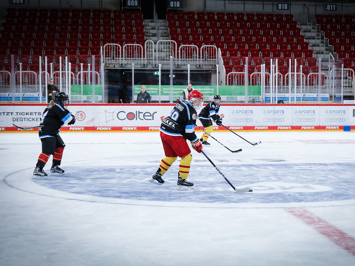 Team Dunkel hat dem Puck und geht zum Angriff