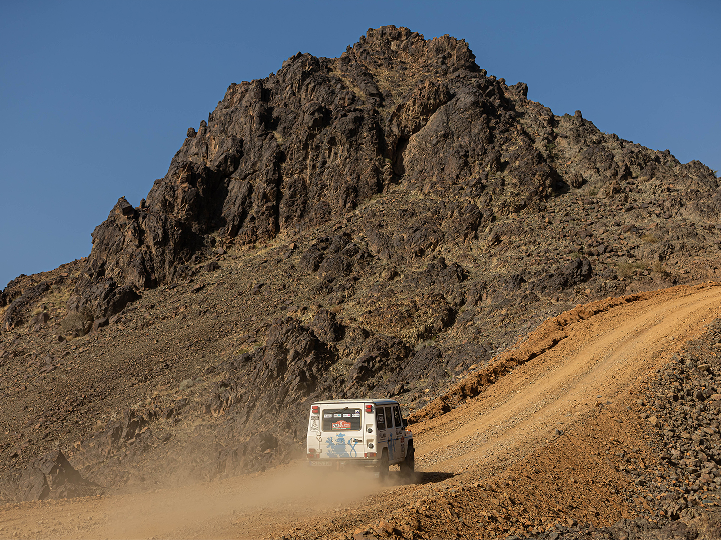 Rallyefahrzeug des Team VÖLKEL bei der Dakar Classic, auf der Wüstenpiste