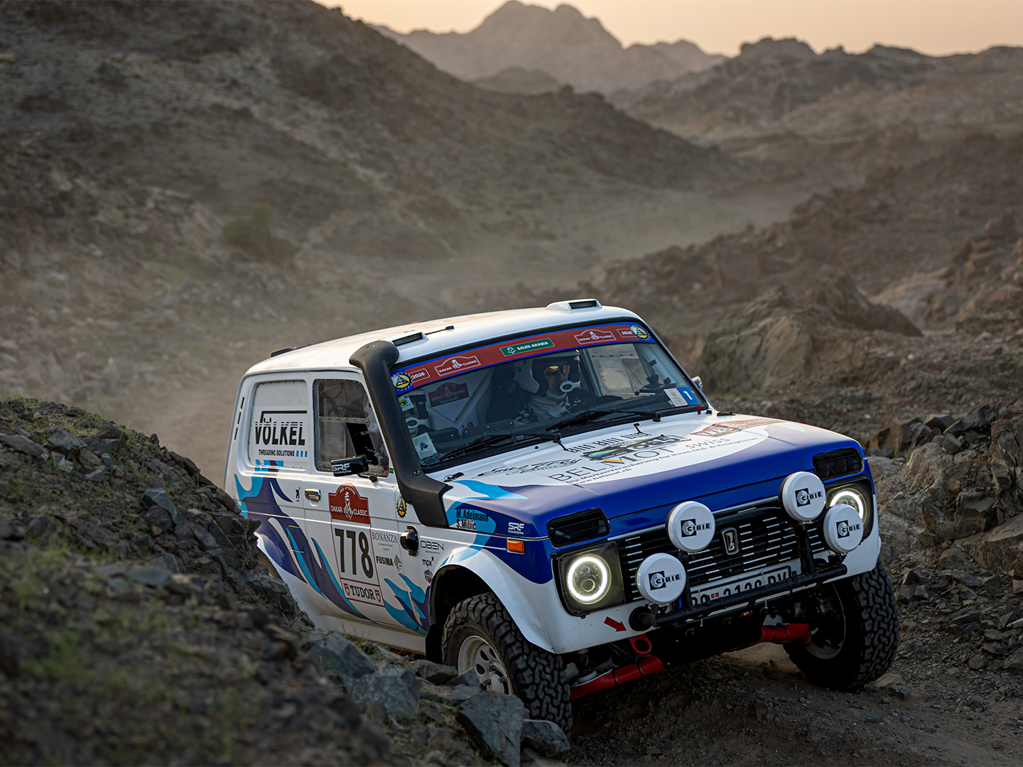 Rallyefahrzeug des Team VÖLKEL bei der Dakar Classic