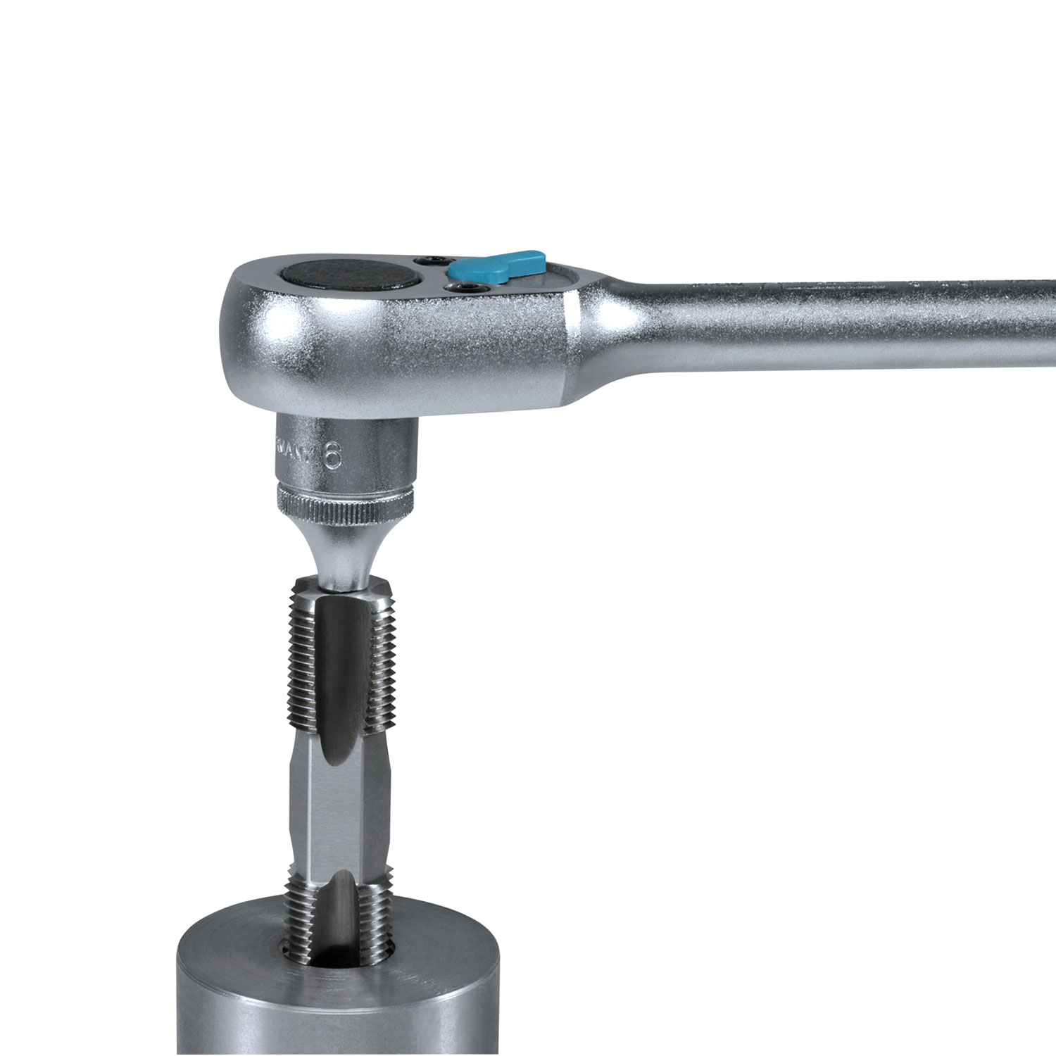 HexTap Anwendung mit Ratsche Nahaufnahme: Ratsche treibt VÖLKEL HexTap in Metallwerkstück zum Schneiden von Innengewinden.