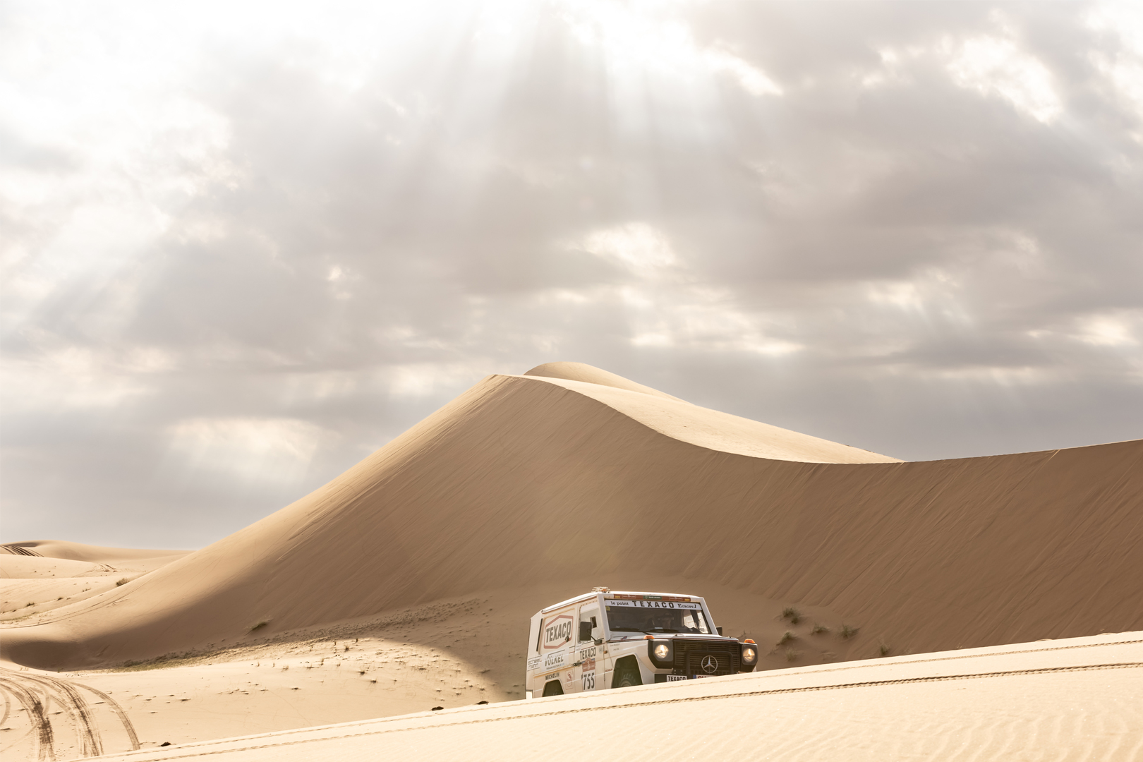Participant du Dakar Classic 2024 avec Mercedes G et logo VÖLKEL.
