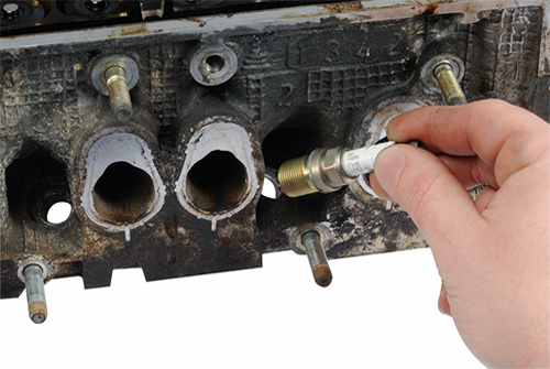 V-COIL Zündkerzengewinde Reparatur Professioneller Einsatz von V-COIL Reparatursystemen für Zündkerzengewinde in der Werkstatt.