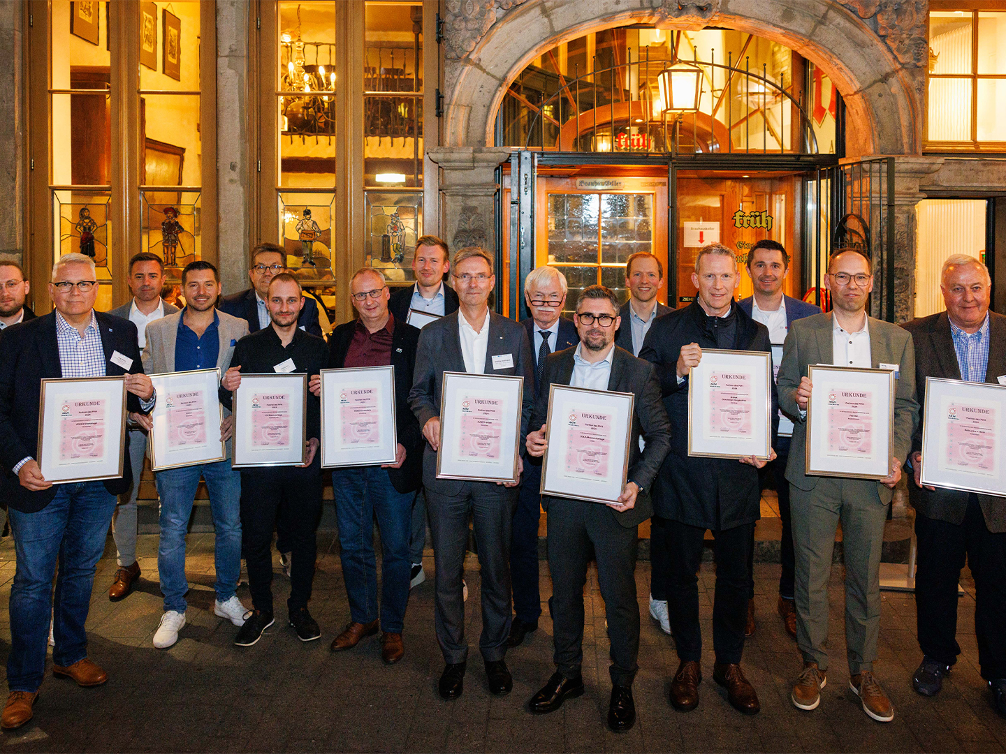 Gruppe von Männern mit ihren Urkunden beim PVH Kongress