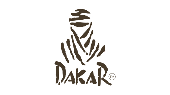 Logo du Rallye Dakar avec silhouette stylisée en tenue désertique et texte “DAKAR”.