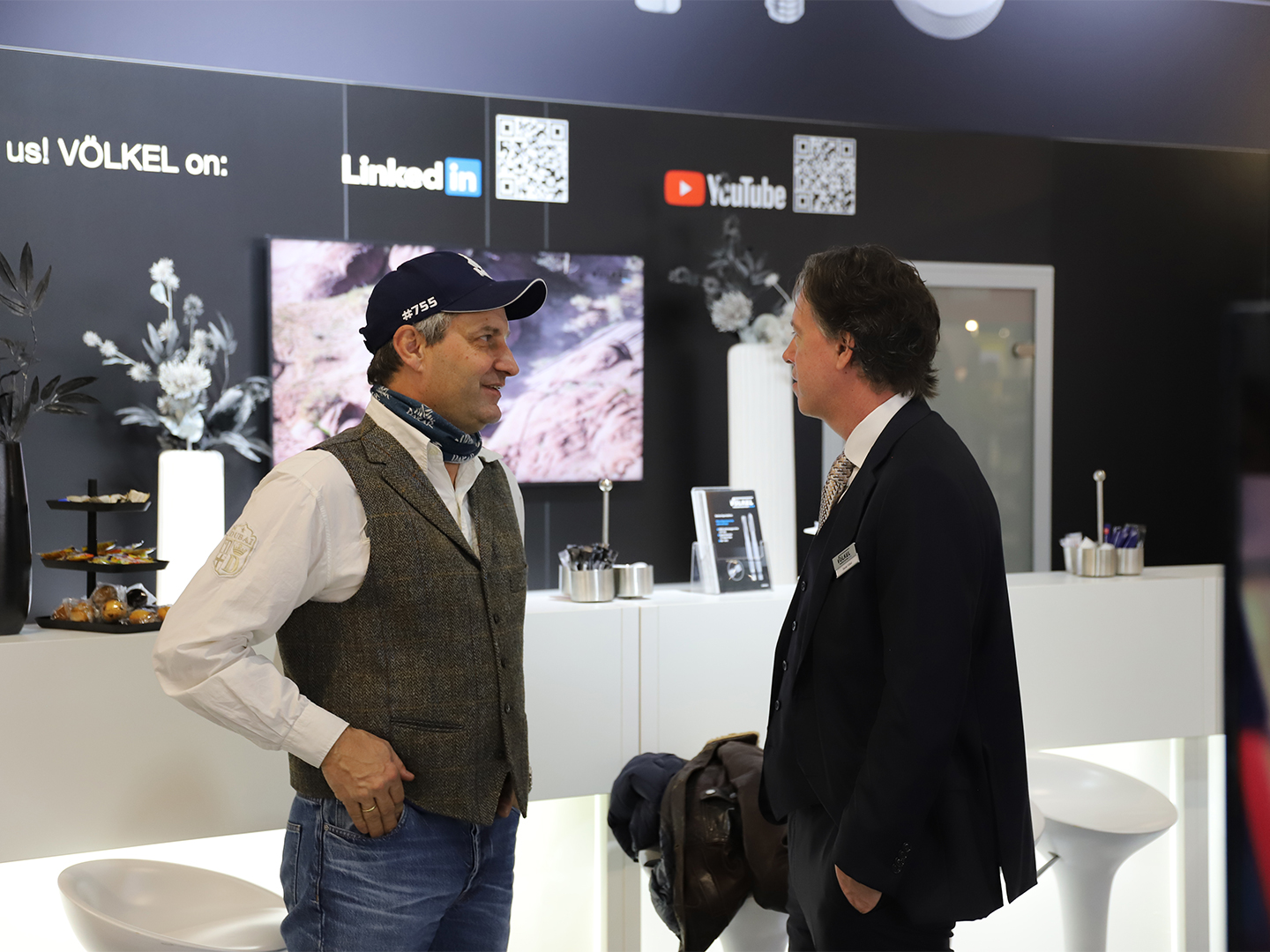 VÖLKEL Messestand auf der Internationalen Eisenwarenmesse Köln, im Beratungsgespräch