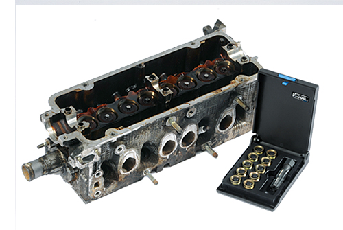 V-COIL Reparaturset Zündkerzengewinde Motor V-COIL Gewinde-Reparatur-Satz für Zündkerzengewinde im Einsatz an einem Motorzylinderkopf, zuverlässige Lösung für beschädigte Gewinde.