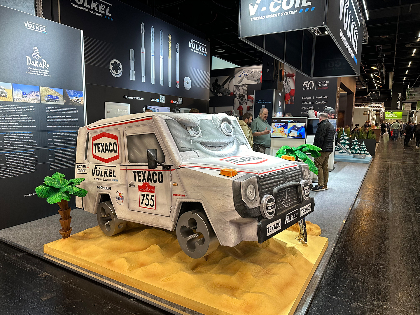 Modell eines Fahrzeugs mit TEXACO- und VÖLKEL-Branding auf einer Messe.