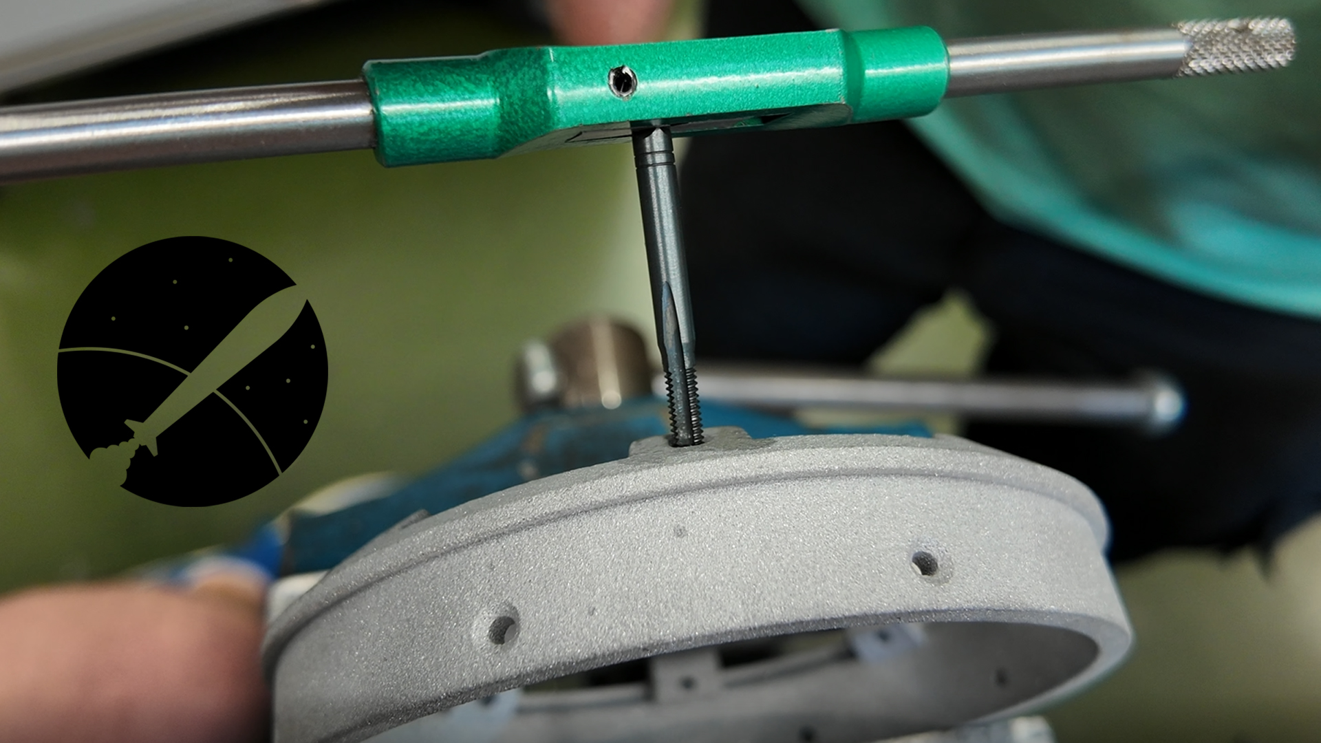 Präzises Schneiden eines M4-Gewindes mit einem VÖLKEL Handgewindebohrer im Raketenbauprojekt HyEnD der Universität Stuttgart.