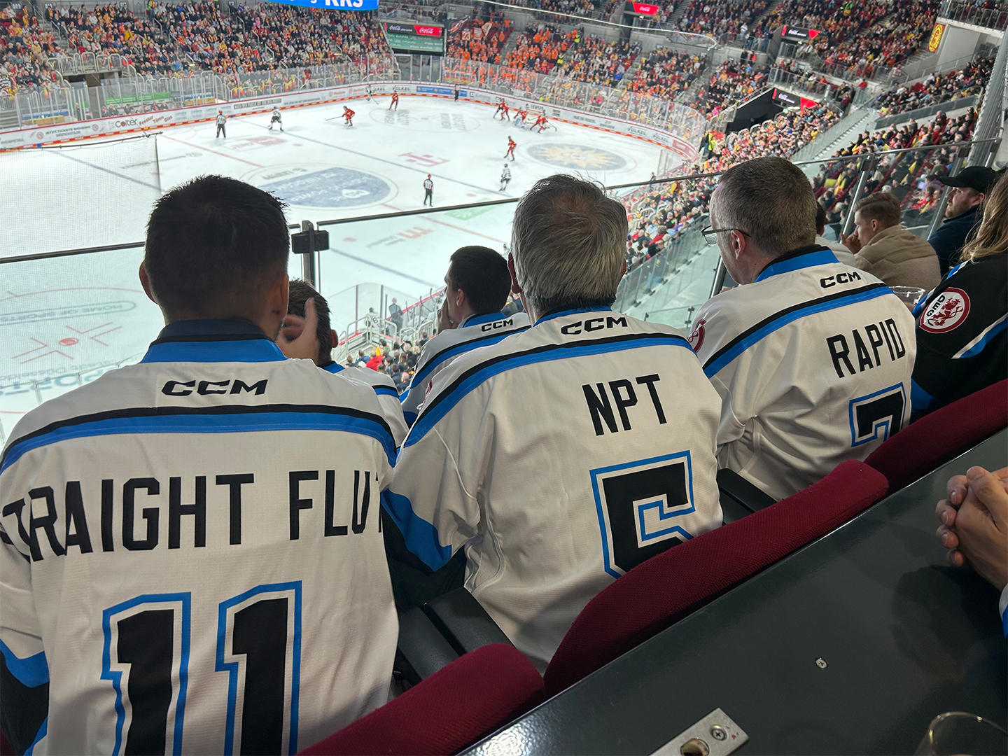 3 Teilnehmer des Hockey Days schauen sich das Spiel des DEGs an