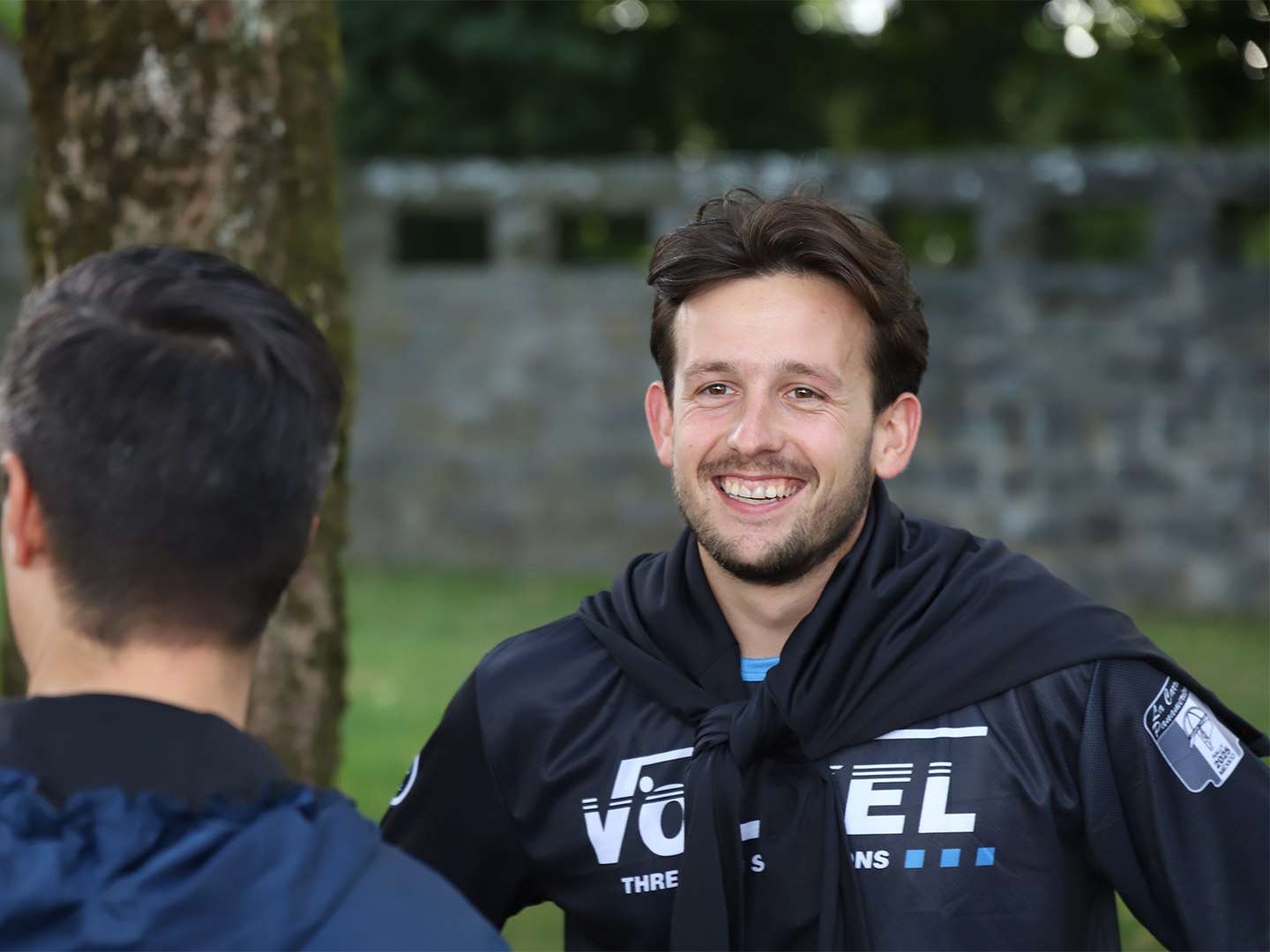 Freude und Motivation beim Firmenlauf Remscheid 2025. Ein VÖLKEL Teammitglied zeigt, wie Sport und Spaß perfekt zusammenpassen.