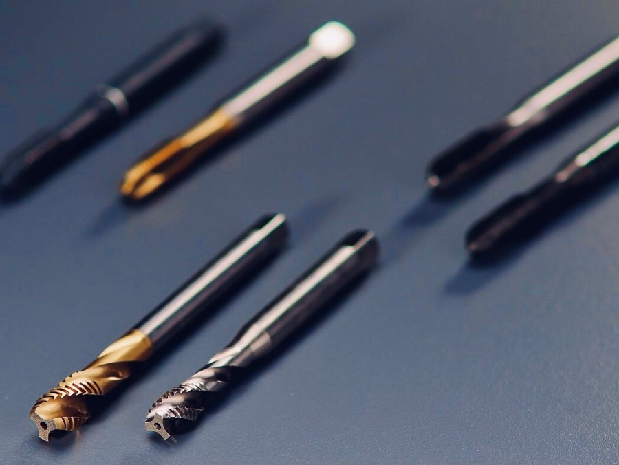 Gewindebohrer in verschiedenen Designs und Farben, darunter Gold, Silber und Schwarz.