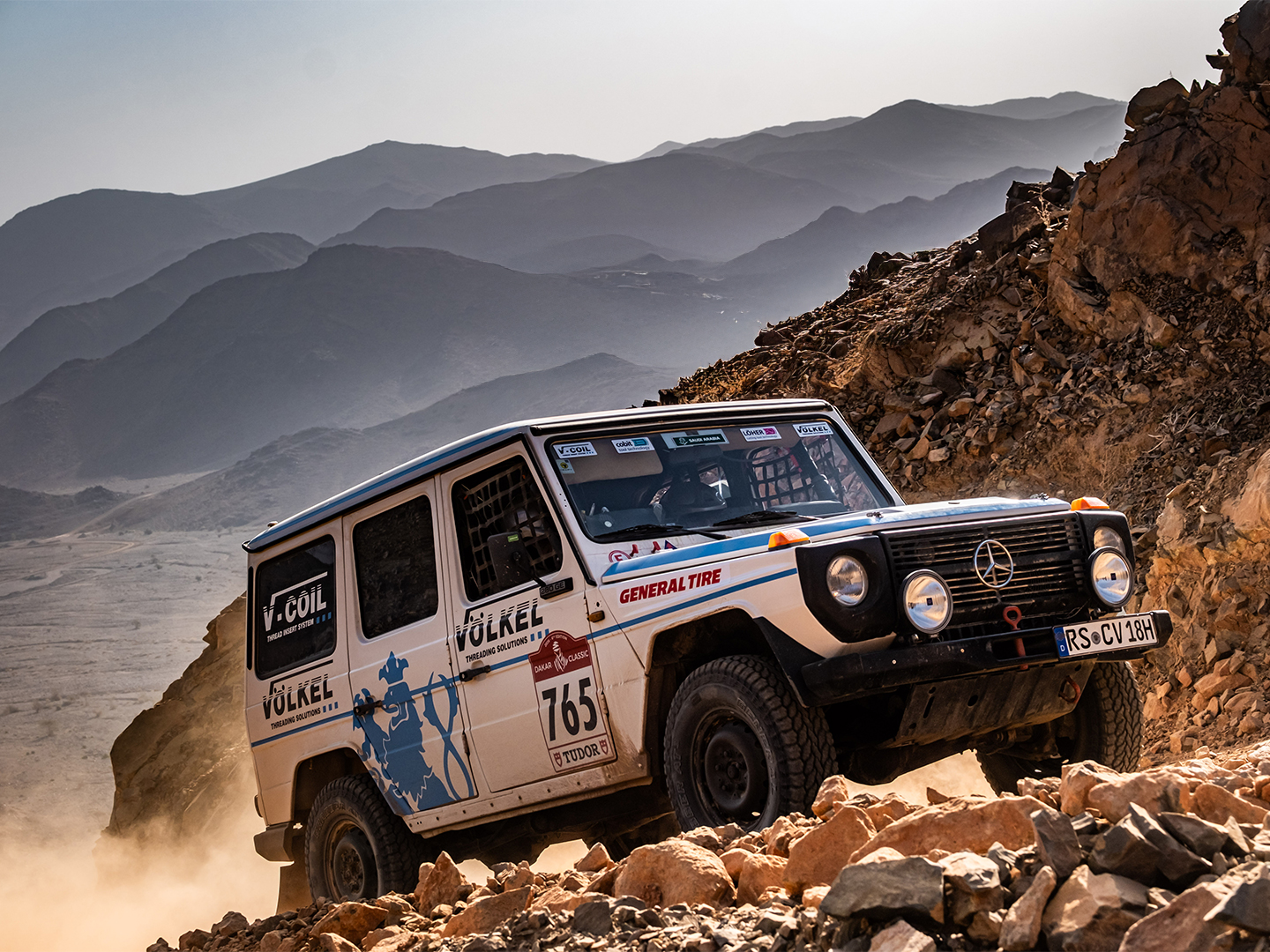 Team VÖLKEL bei der Dakar Classic, mit der Mercedes-Benz G-Klasse, auf steiniger Bergpiste
