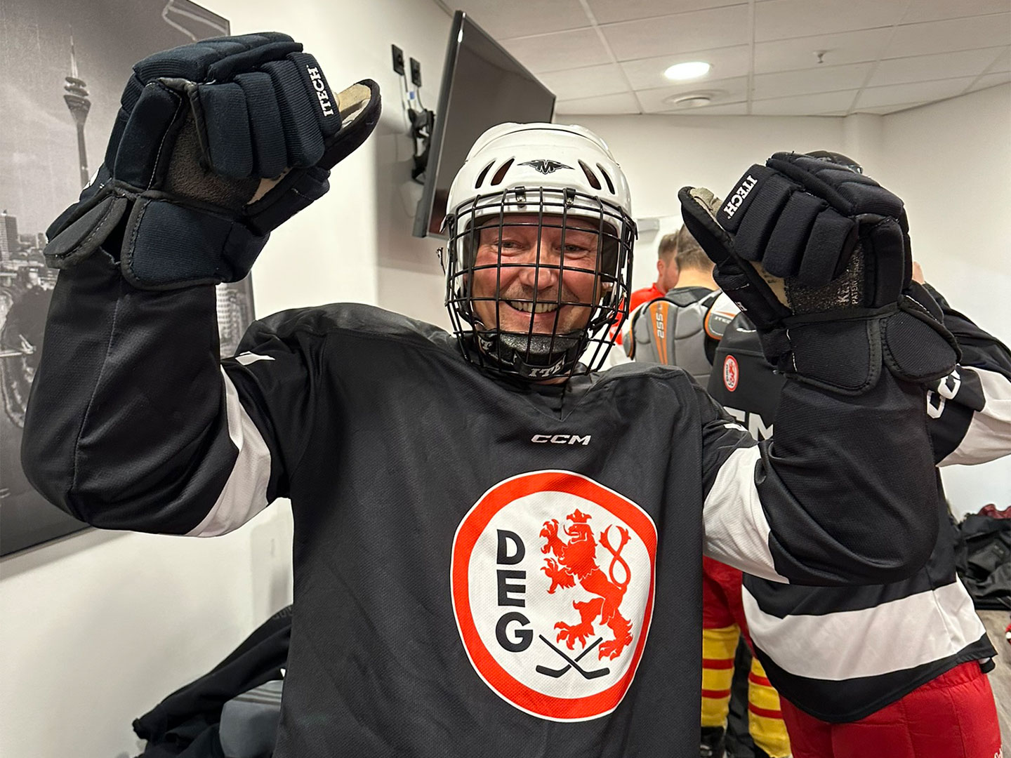 Ein Teilnehmer des Hockey Days in Eishockeyausrüstung steht in einer Kabine.