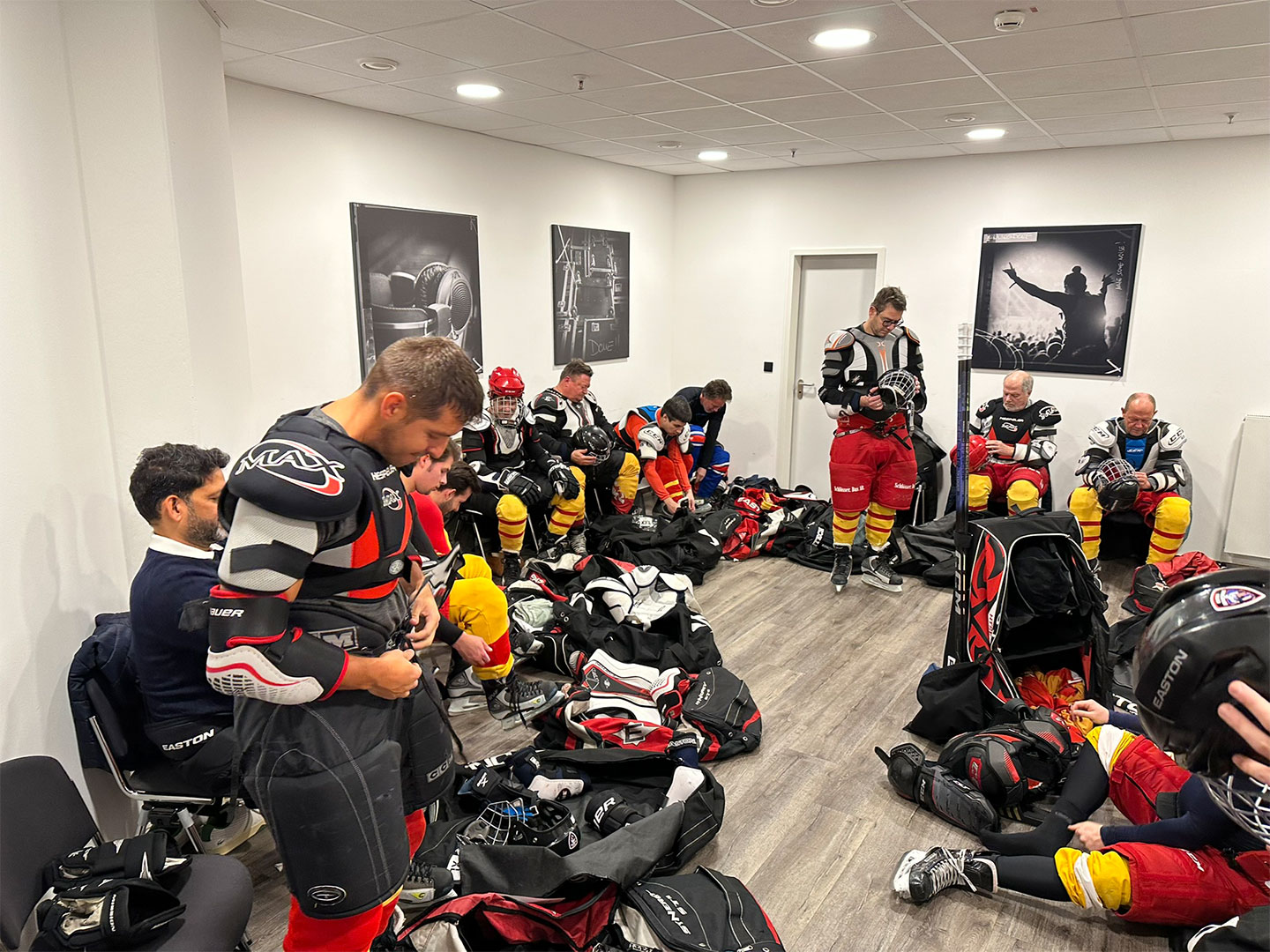 Teilnehmer in der Umkleidekabine während des VÖLKEL Hockey Day.
