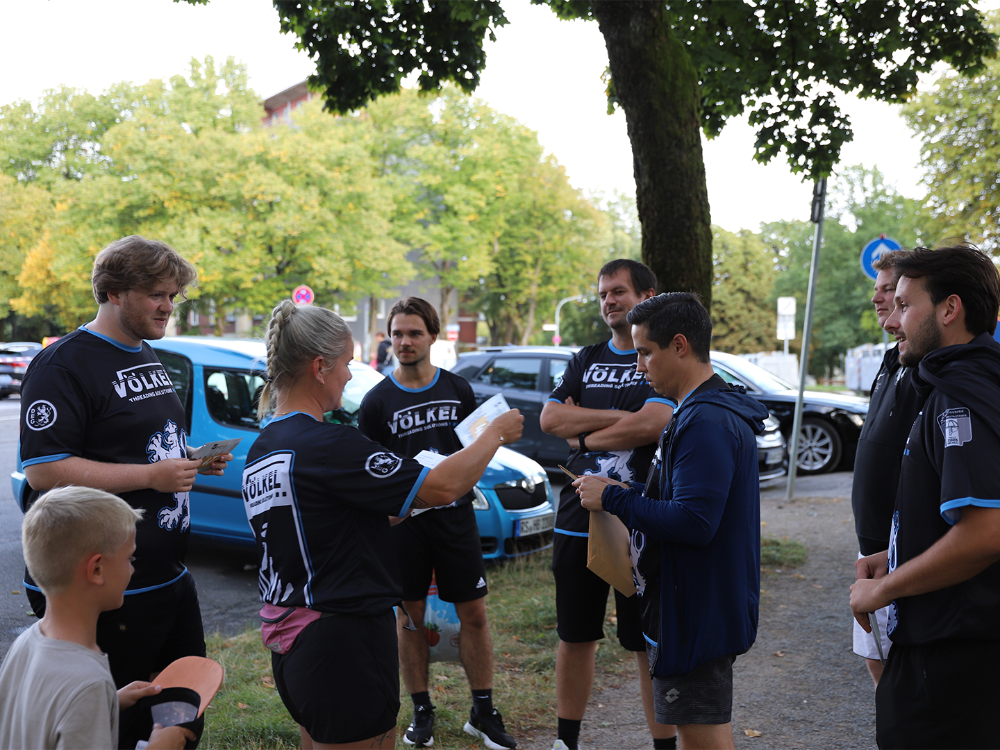 Das VÖLKEL Team bereitet sich beim Firmenlauf Remscheid 2025 vor. Starker Zusammenhalt, Motivation und sportlicher Einsatz.