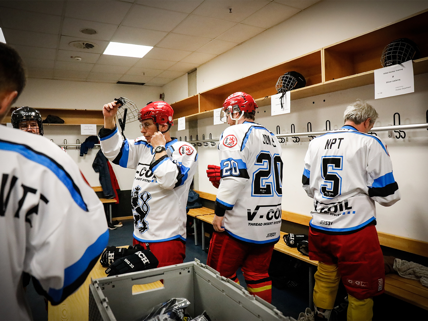 4 Teilnehmer des Hockey Days ziehen Eishockey-Rüstung an