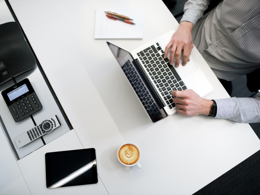 Espace de travail avec ordinateur portable, café et carnet