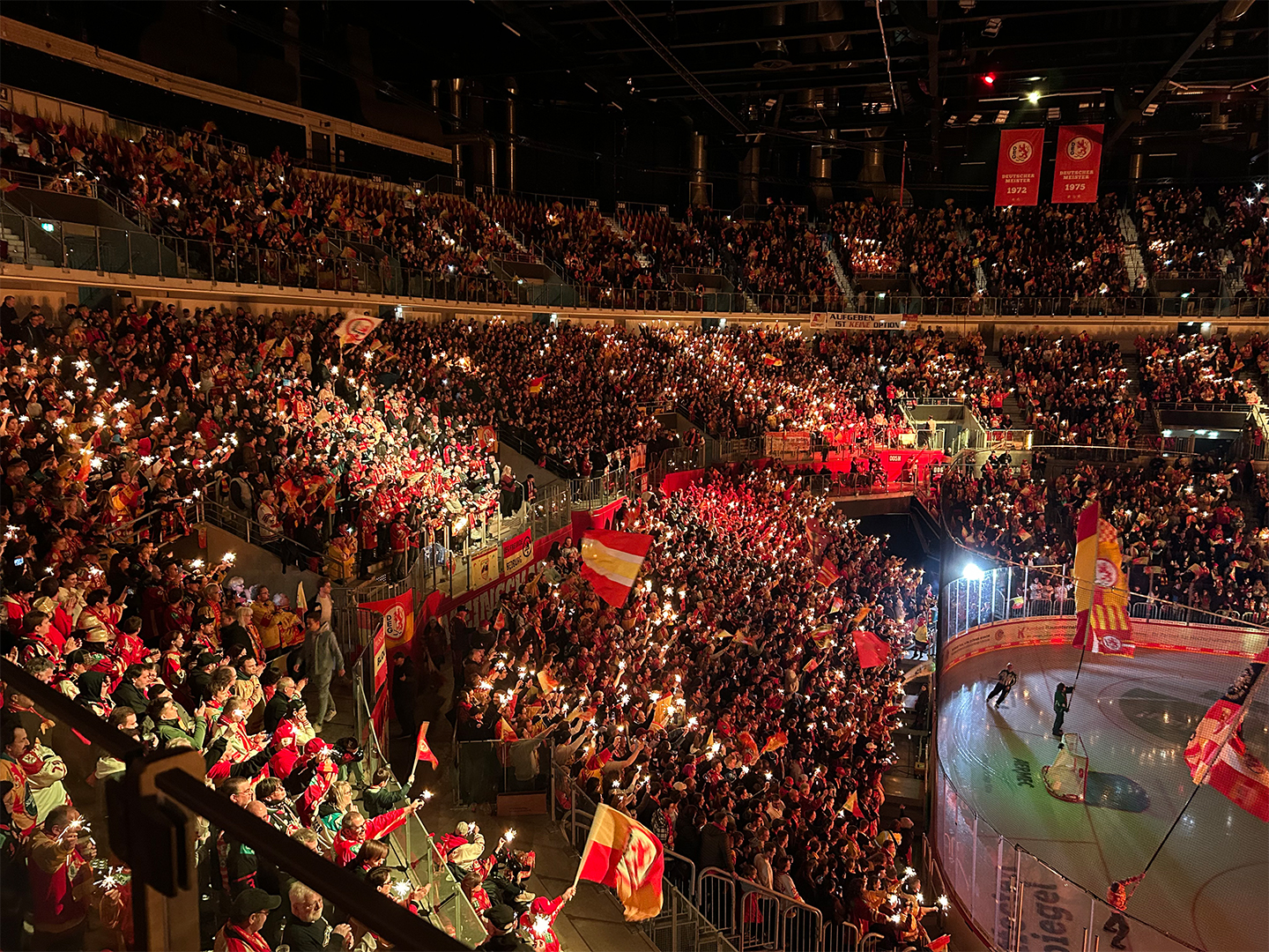 Die Fankurve des Düsseldorfer EG beim letzten Bundesliga-Hockey-Spiel der Saison 2024/2025