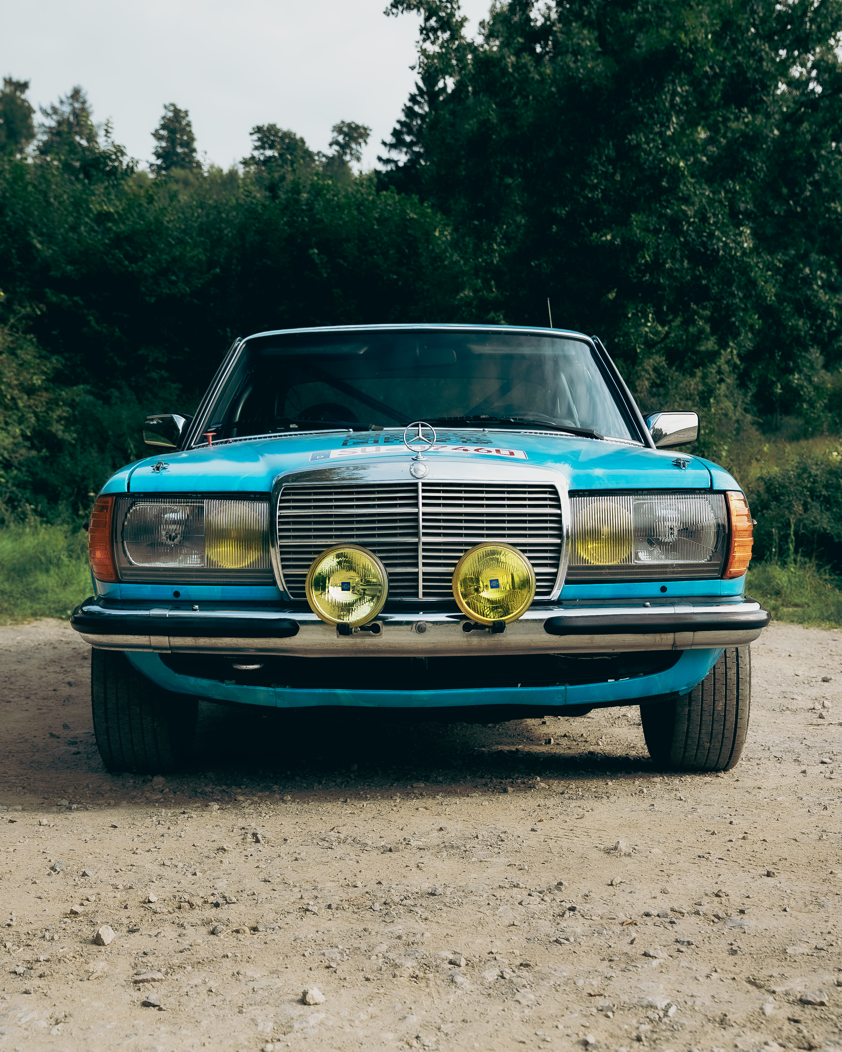 Mercedes-Benz 280E W123 Schrägansicht Rallye Schrägfrontansicht des Mercedes-Benz 280E W123 mit blauer Rallye-Lackierung und Carrera Panamericana Startnummer 280.