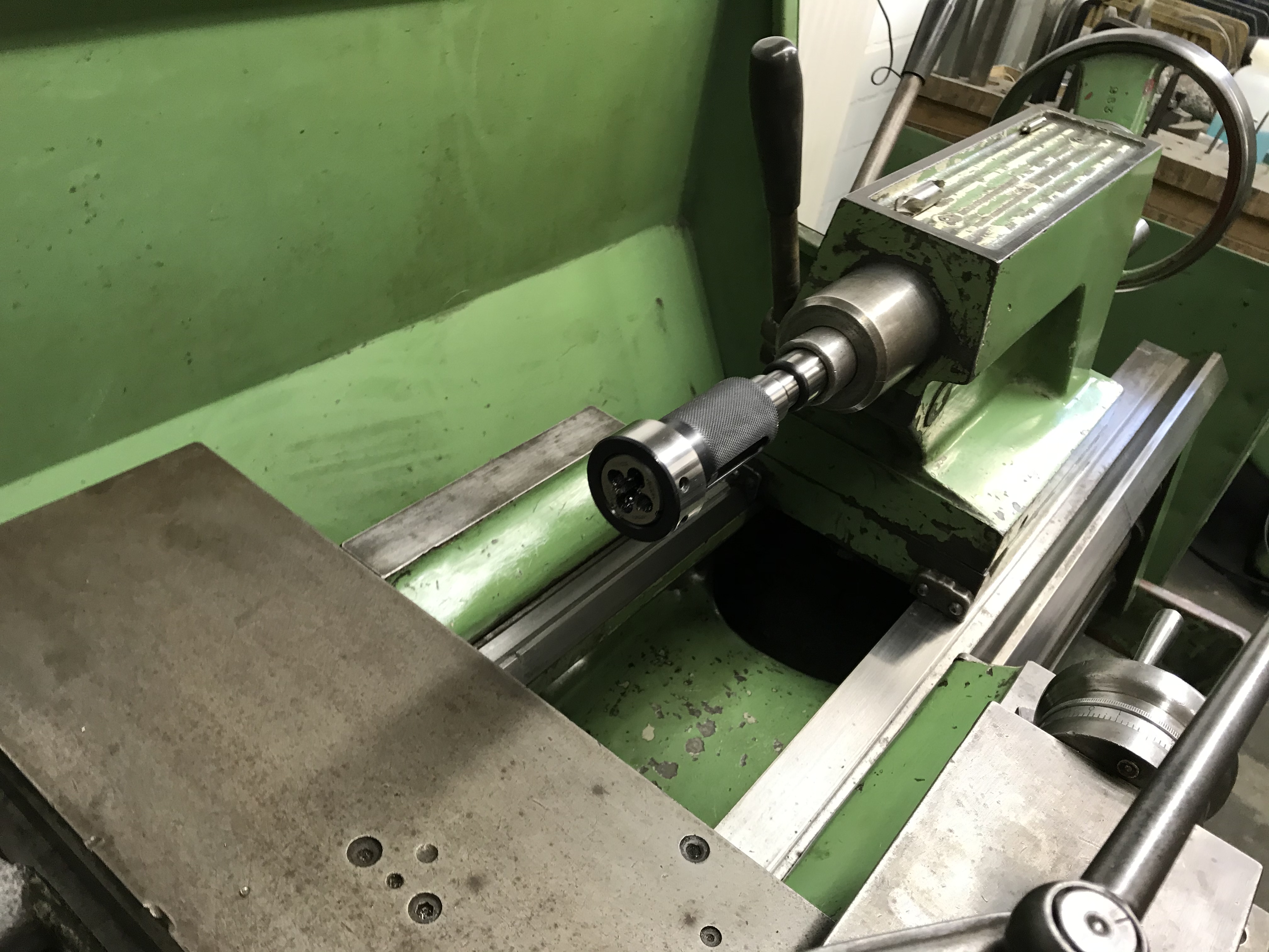 Industrieller Außengewindeschnitt auf einer Drehmaschine.