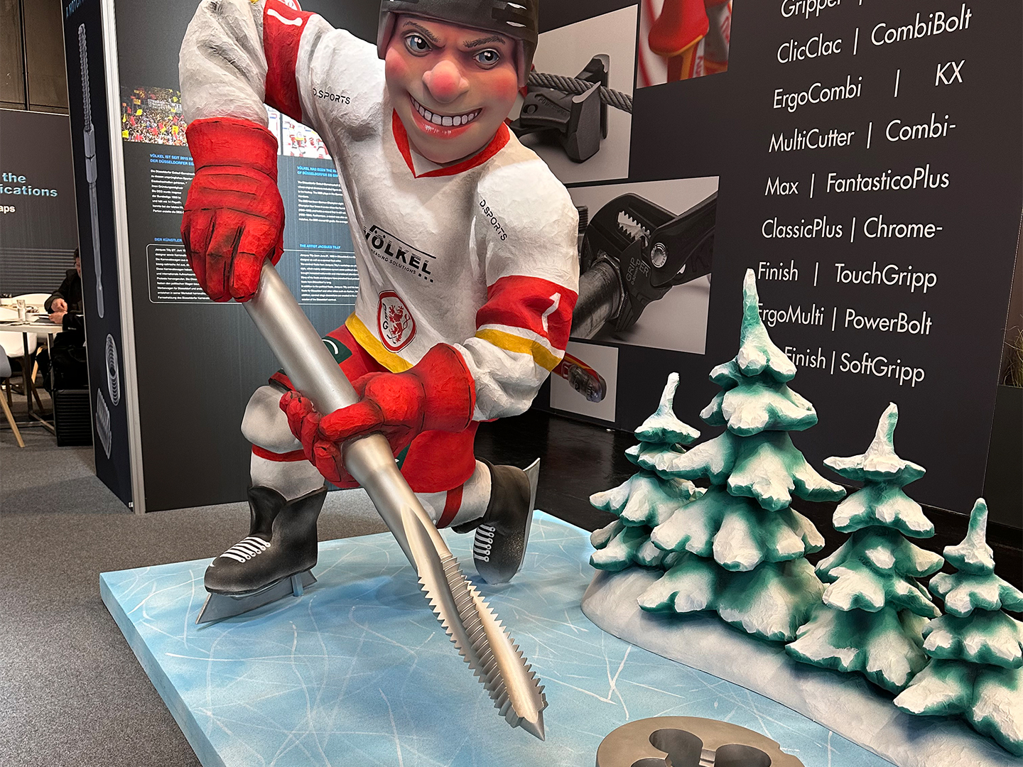 Eishockeyspieler-Statue mit Schraubgewindebohrer auf einer Messe.
