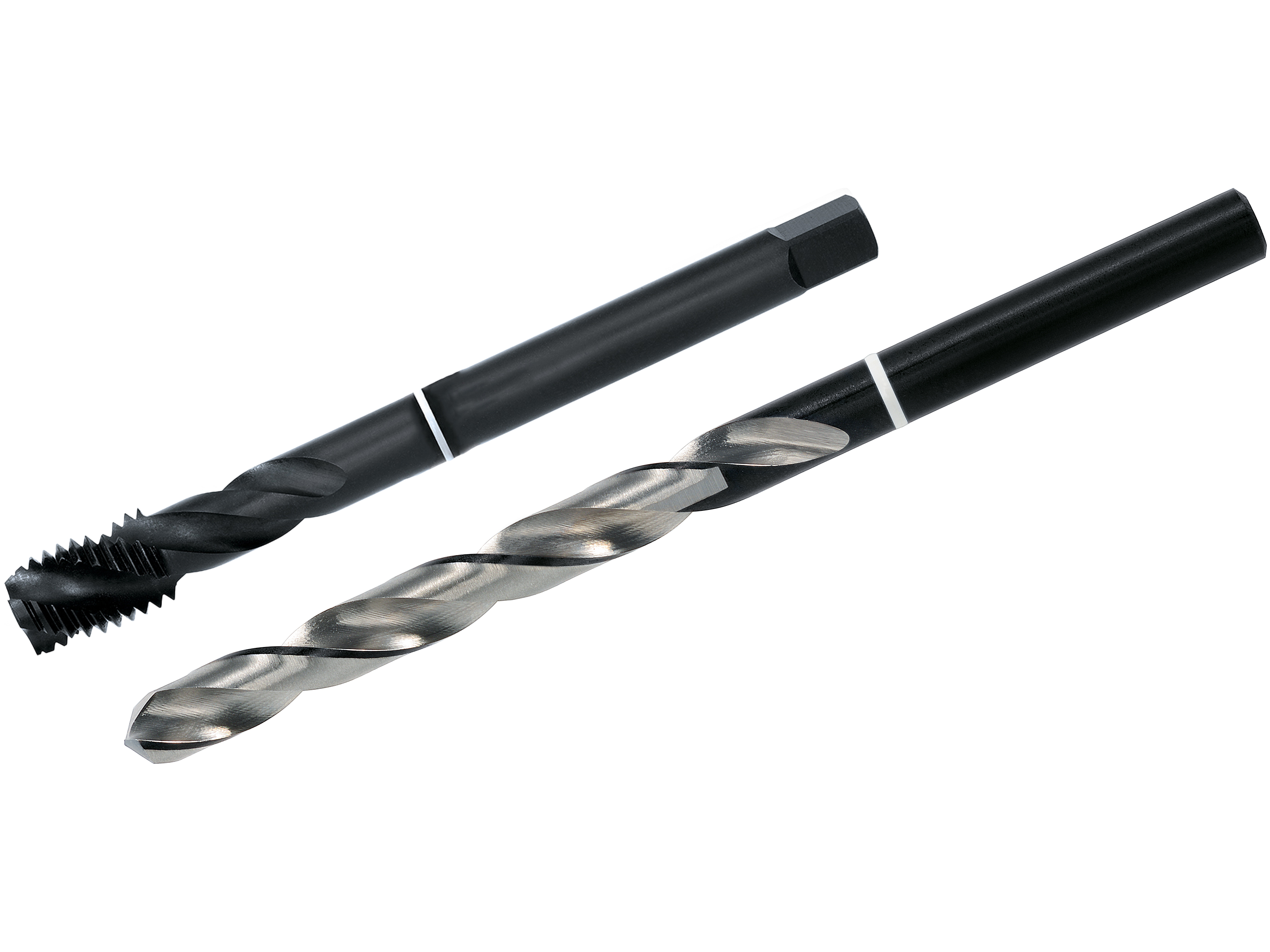 Dos herramientas: broca helicoidal y macho de roscar para perforación y roscado preciso en piezas metálicas