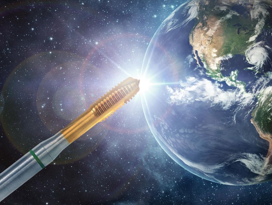 Metallisches Werkzeug, das im Weltraum schwebt, mit einem Lichtschein an der Spitze und der Erde im Hintergrund.
