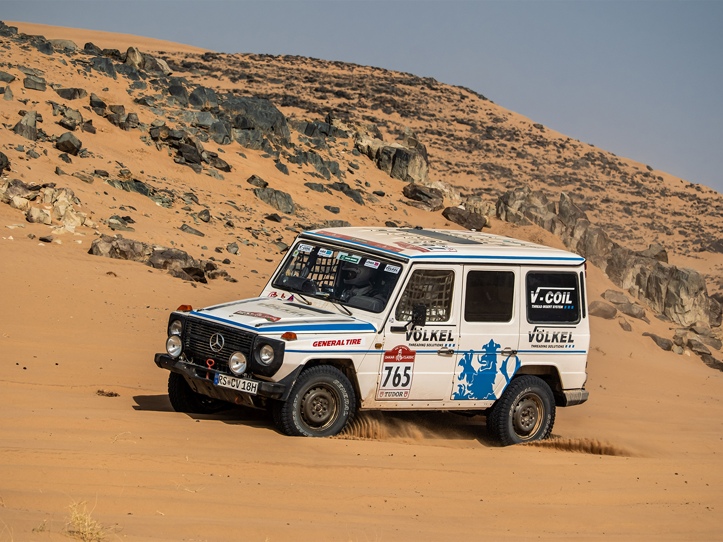 Team VÖLKEL bei der Dakar Classic, mit der Mercedes-Benz G-Klasse, auf einer Sanddüne