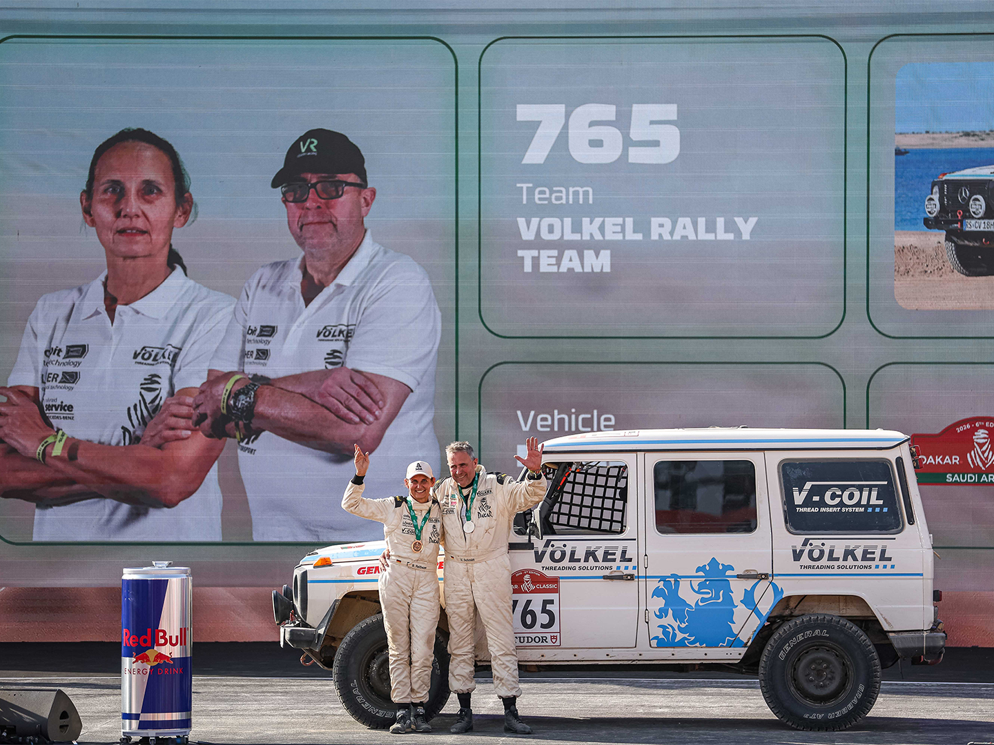 Mitglieder des Team VÖLKEL bei der Dakar Classic, mit der Mercedes-Benz G-Klasse, bei der Auszeichnung auf der Bühne