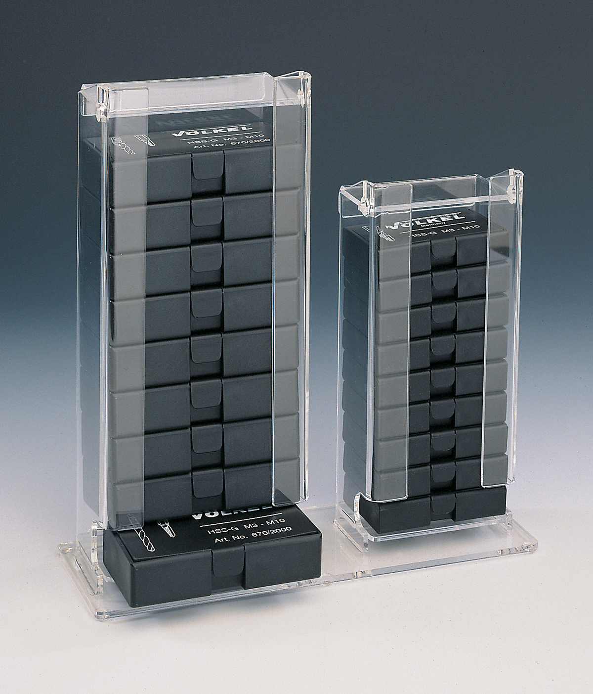 VÖLKEL Verkaufsdisplay mit Gewindebohrer-Bit-Sätzen aus HSS-G, transparentes Plexiglas, abschließbar und platzsparend.