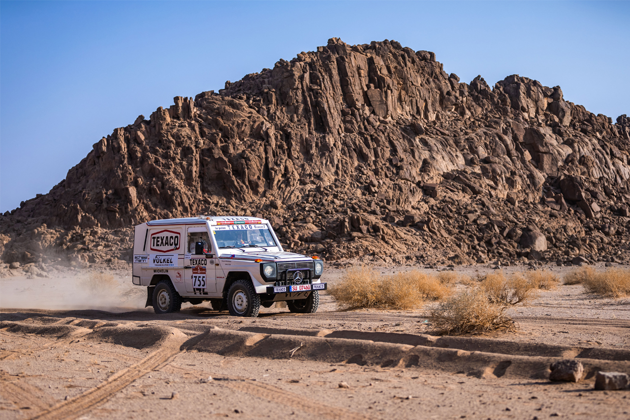Team VÖLKEL at the Dakar Classic, with the Mercedes-Benz G-Class, against a striking rock backdrop
