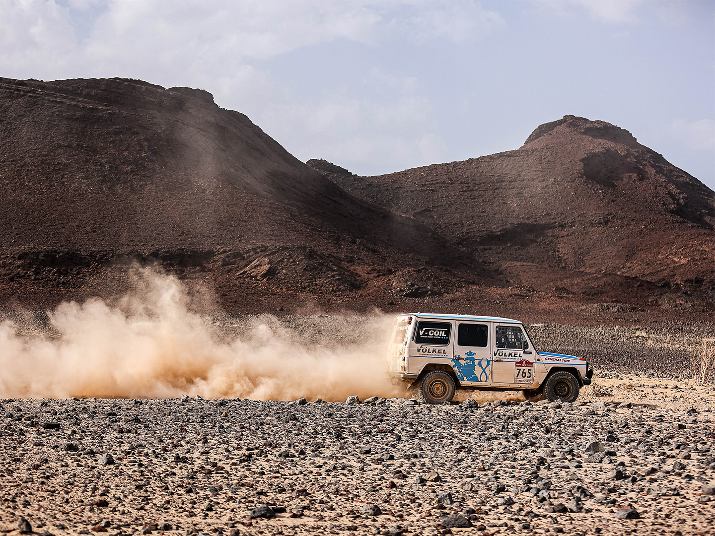 Team VÖLKEL bei der Dakar Classic, mit der Mercedes-Benz G-Klasse, auf steiniger Bergpiste