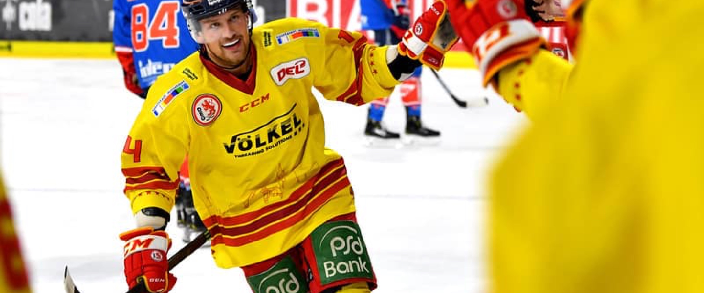 Jugador de la DEG ante la publicidad de VÖLKEL en la pista