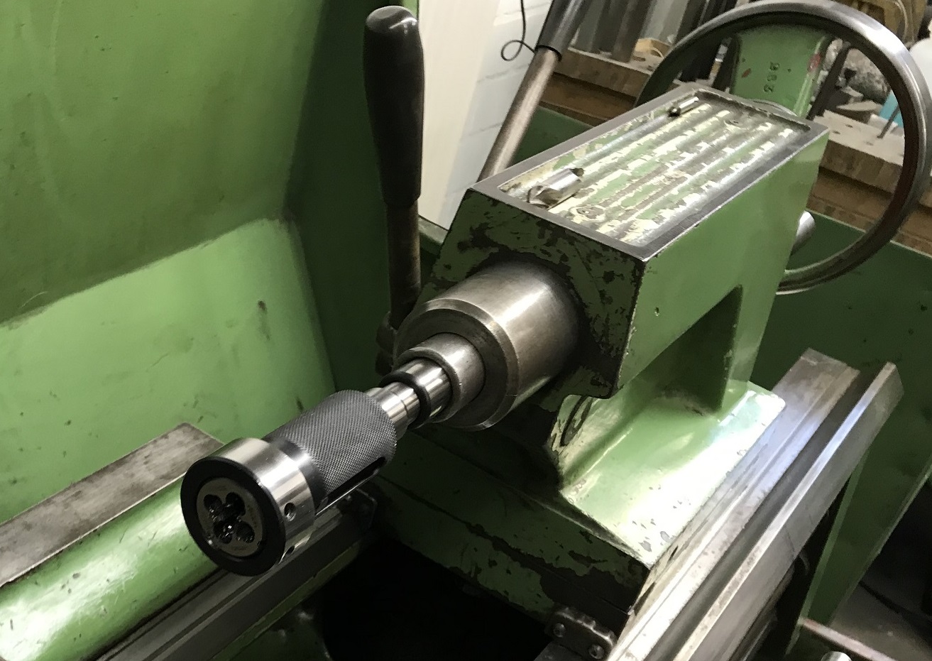 Detailansicht eines Außengewindeschnitts auf einer Drehmaschine.