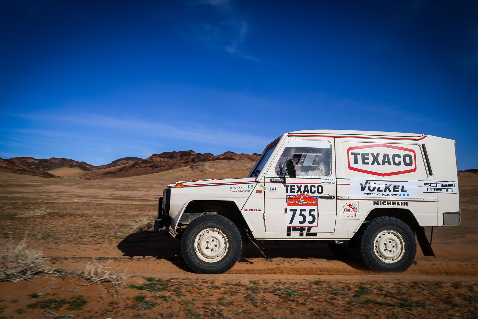 4x4 avec marquage Texaco et VÖLKEL en compétition au Dakar Classic 2024.