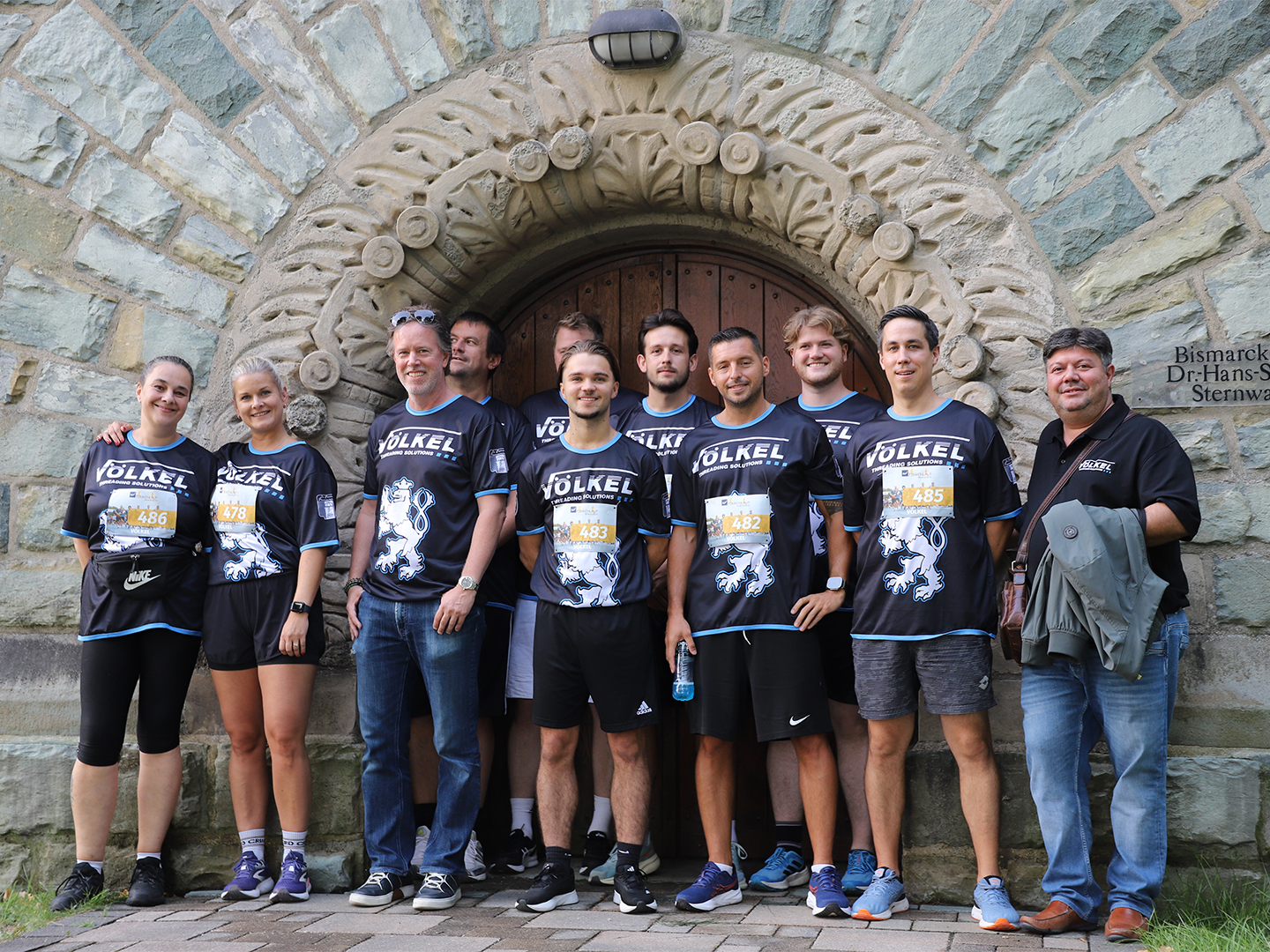 Das gesamte VÖLKEL Team versammelt sich vor dem Start beim Firmenlauf Remscheid 2025. Gemeinsam stark für den sportlichen Erfolg.