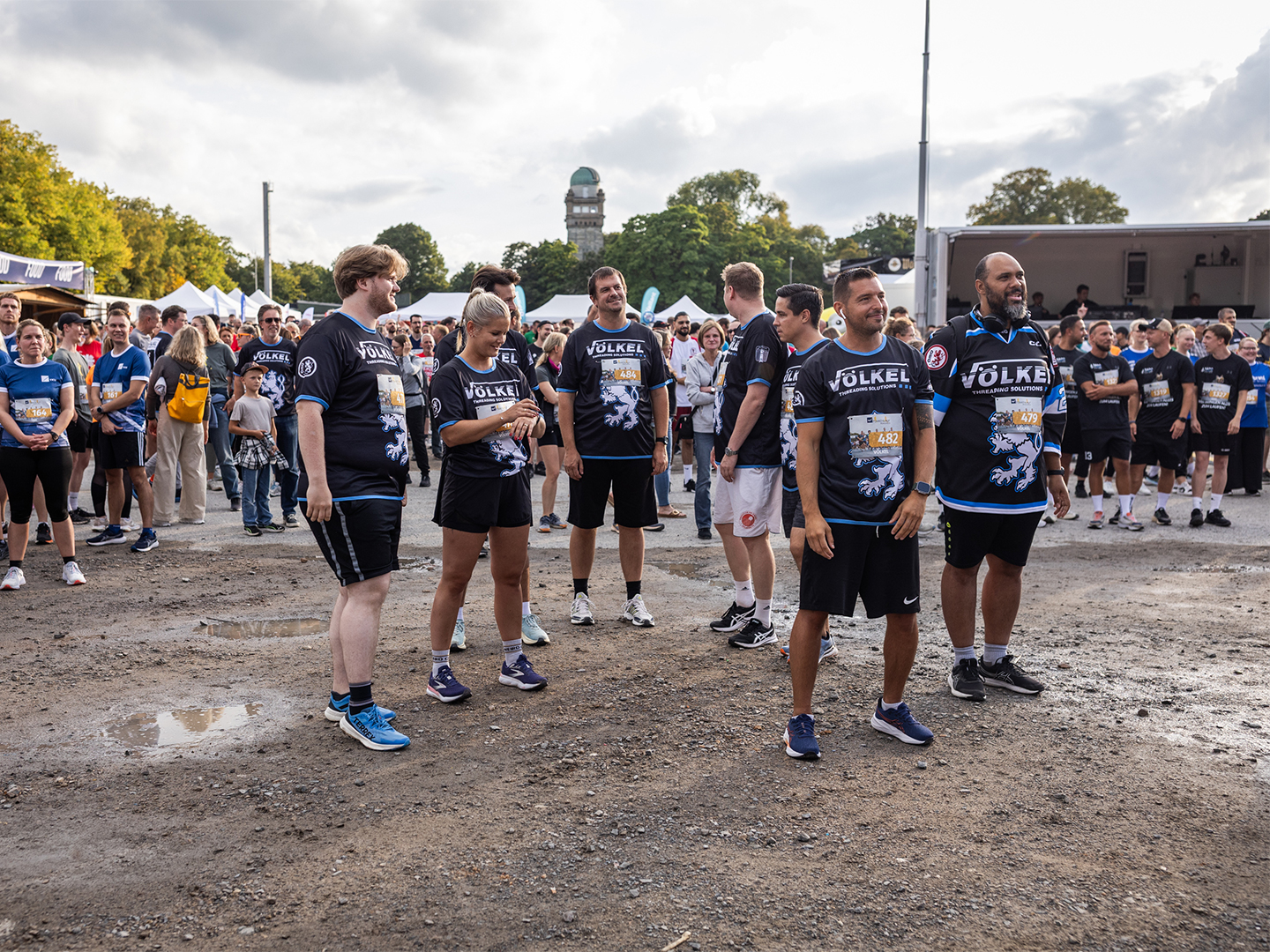Das VÖLKEL Team steht bereit im Startbereich des Firmenlaufs Remscheid 2025. Konzentration und Vorfreude auf den Lauf.