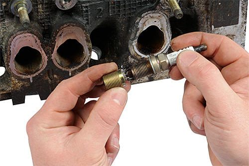 V-COIL Zündkerzengewindeeinsatz Motor Einbau eines V-COIL Zündkerzen-Gewindeeinsatzes zur Reparatur eines beschädigten Motorzylinderkopfes.