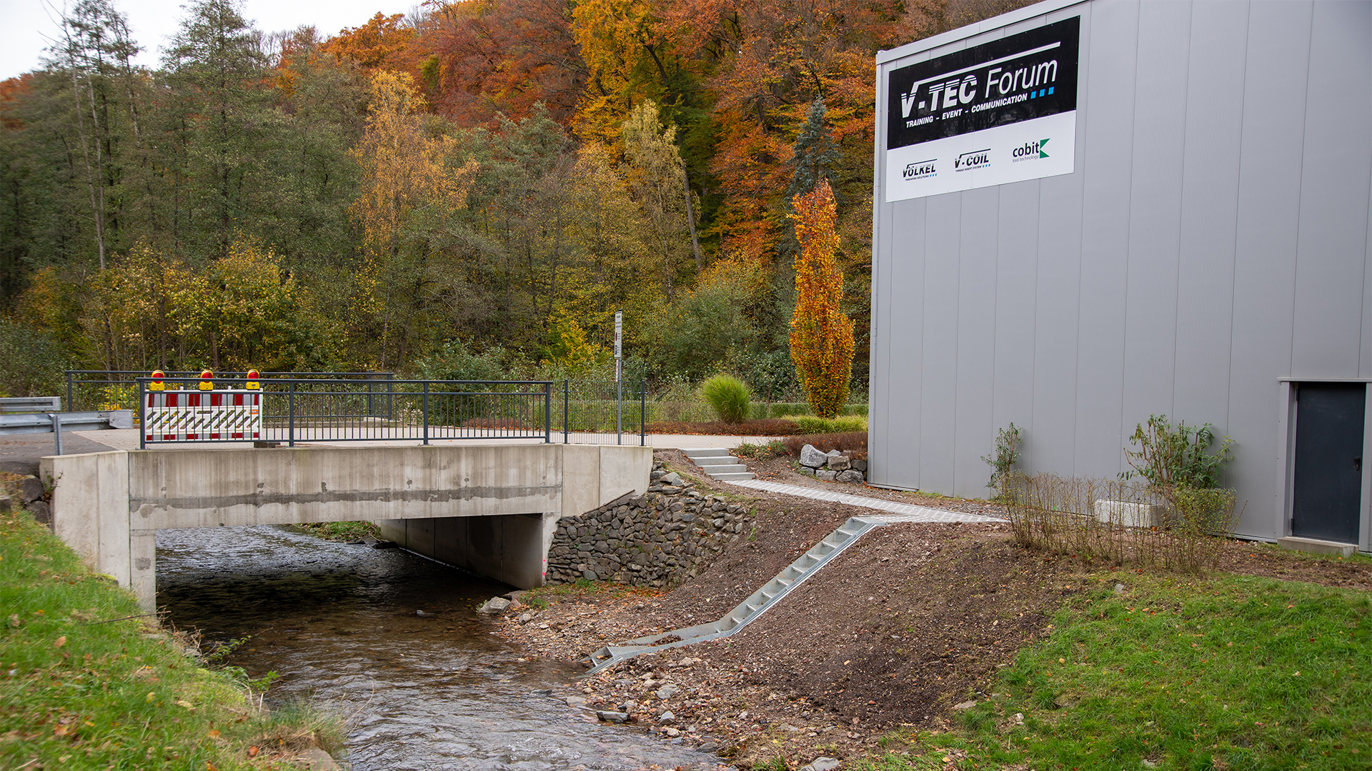 Arroyo Morsbach junto a VÖLKEL con estación de medición del nivel de agua