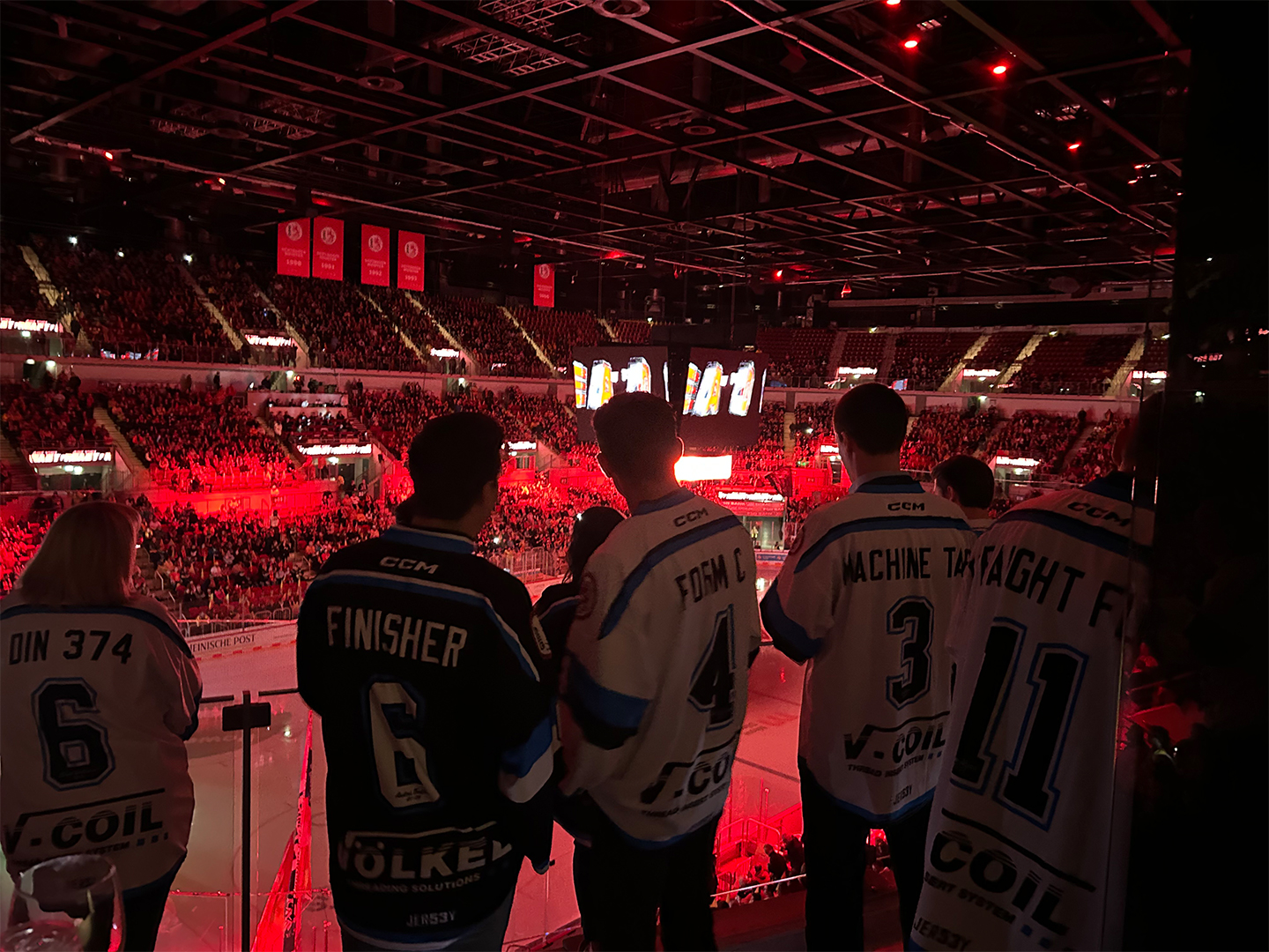 Teilnehmer des Hockey Days 2025 beobachten das Spiel